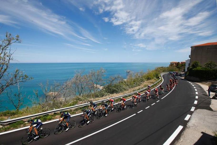 Il gruppo nella prima parte della nona tappa del Giro, con lo splendido mare della Puglia sullo sfondo. Afp
